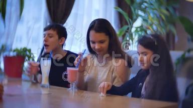一群孩子在咖啡馆里喝奶昔。 青少年室内<strong>儿童</strong>咖啡馆慢视频<strong>娱乐室</strong>内欢乐